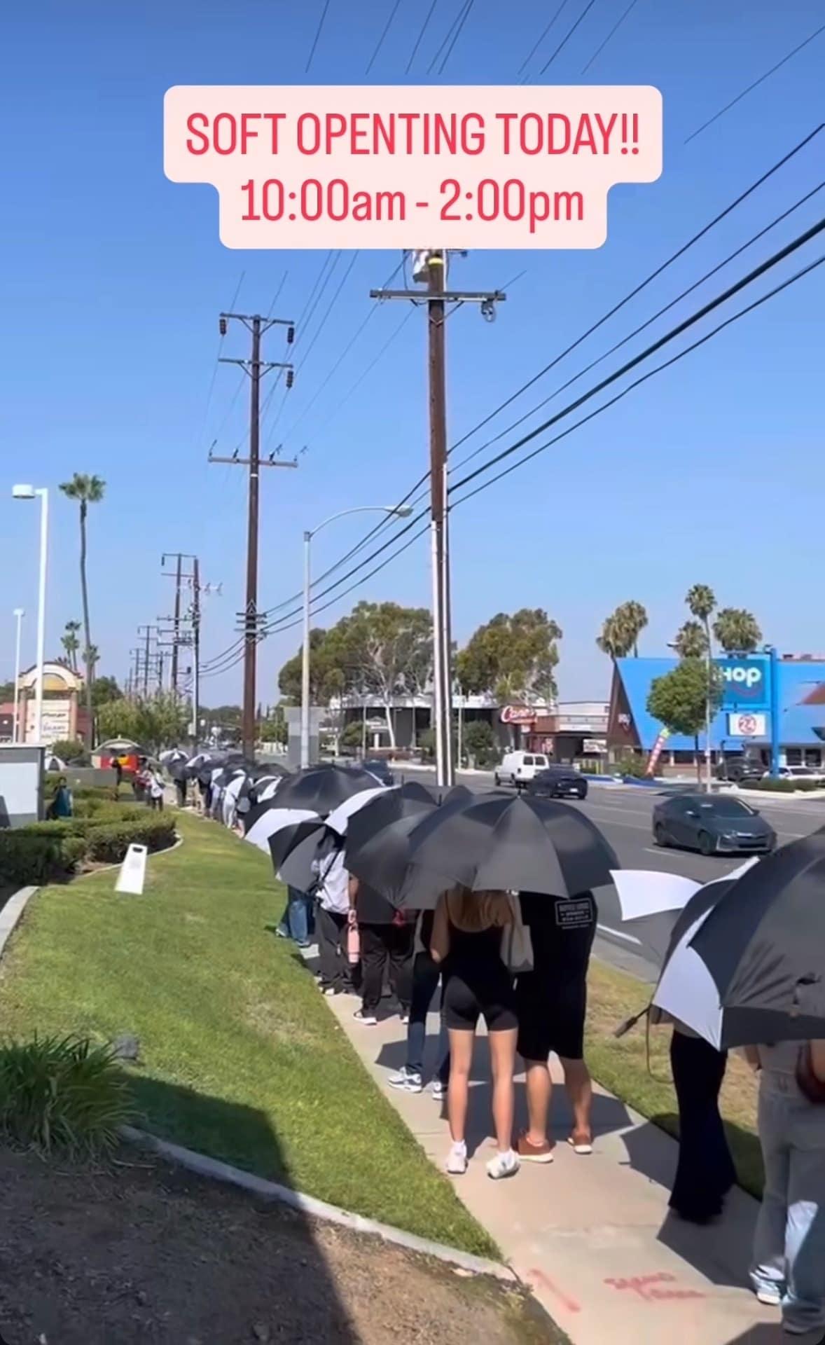 본문 이미지 - 롯데GRS 롯데리아는 14일&#40;현지시간&#41; 미국 캘리포니아주 풀러턴에 첫 매장 오픈한다. 사진은 정식 오픈에 잎서 11일~13일 진행 중인 소프트 오프닝 행사에 고객들이 줄지어 서있다. &#40;롯데리아USA 공식 인스타그램&#41;