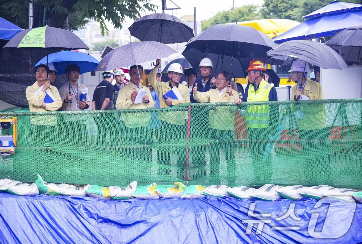 본문 이미지 - 강기정 광주시장이 12일 오전 서구 금호동 도시철도 2호선 205 정거장 상수도 누수 피해 현장을 찾아 복구상황을 점검하고 있다.(광주시 제공. 재판매 및 DB 금지) 2025.8.12/뉴스1 ⓒ News1 박준배 기자