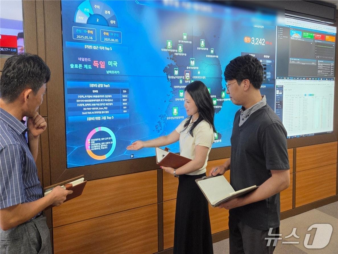 본문 이미지 - 병무청 정보보호팀 직원들이 병무청 사이버안전센터에서 악성코드 침입 등 사이버 보안 위협이 발생하고 있는지 보안관제 상황을 점검하고 있다.(병무청 제공)