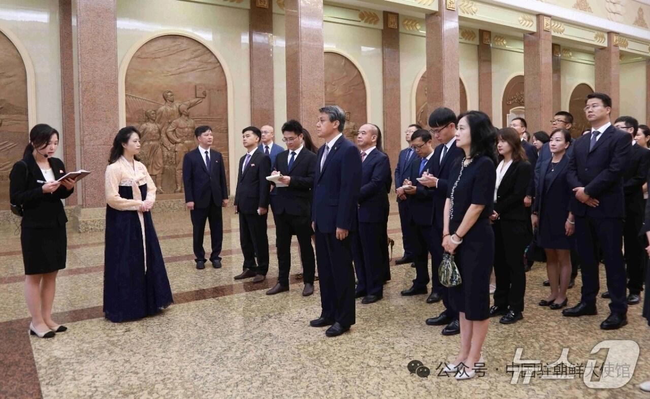 본문 이미지 - 왕야쥔 북한 주재 중국대사가 12일 조선혁명박물관을 참관했다. (사진 출처=주북 중국대사관 SNS 계정)