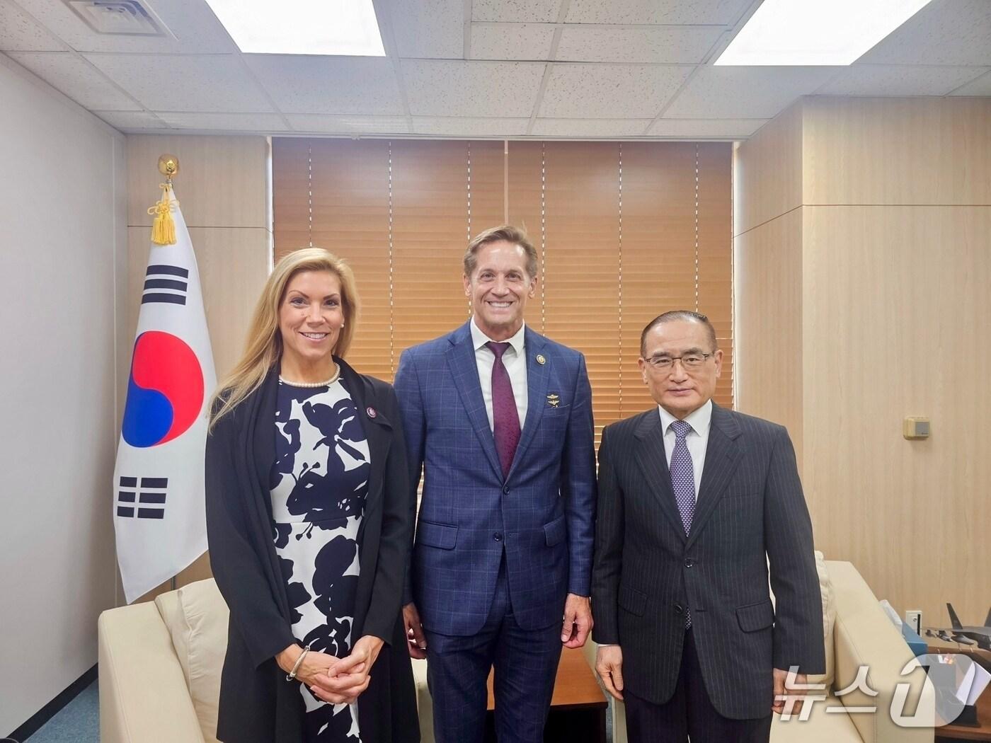 본문 이미지 - &#40;오른쪽&#41; 위성락 안보실장이 12일 &#40;왼쪽&#41; 방한한 베스 반 듀인 미국 텍사스주 하원의원과 &#40;중앙&#41; 리차드 맥코믹 조지아 하원의원을 만났다. &#40;대통령실 자료 제공&#41;