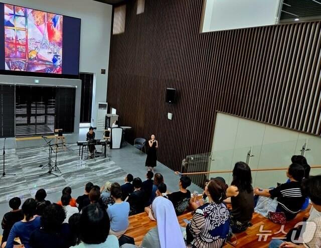 본문 이미지 - 12일 전북 진안군이 사통팔달센터에서 최지영 화가를 강사로 초청해 &#39;마이학당&#39; 강연을 했다.&#40;진안군제공. 재판매 및 DB금지&#41;2025.8.12/뉴스1