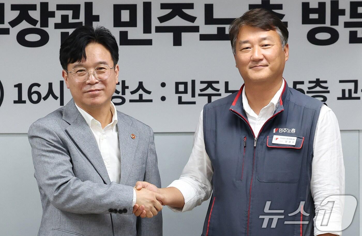 김영훈 고용노동부 장관이 12일 오후 서울 중구 민주노총에서 열린 간담회에서 양경수 민주노총 위원장과 악수하고 있다. 김 장관은 지난 2010년 1월부터 2012년 11월까지 민주노총 제6기 9대 위원장을 지냈다. 2025.8.12/뉴스1 ⓒ News1 오대일 기자