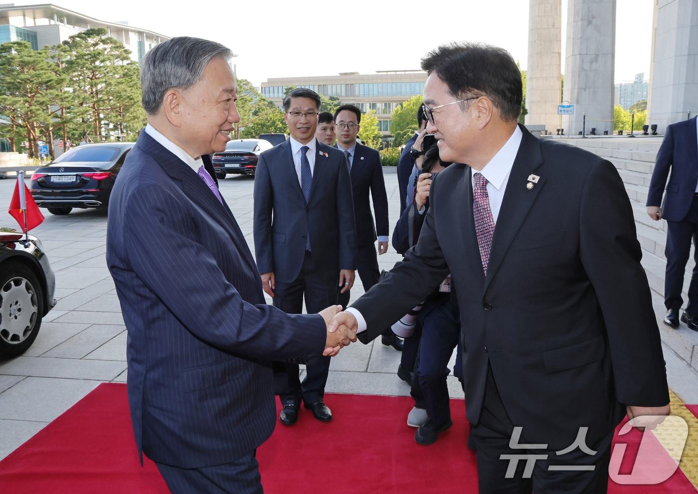 우원식 국회의장이 12일 서울 여의도 국회에서 또 럼&#40;To Lam&#41; 베트남 당서기장을 영접하고 있다. 2025.8.12/뉴스1 ⓒ News1 국회사진기자단