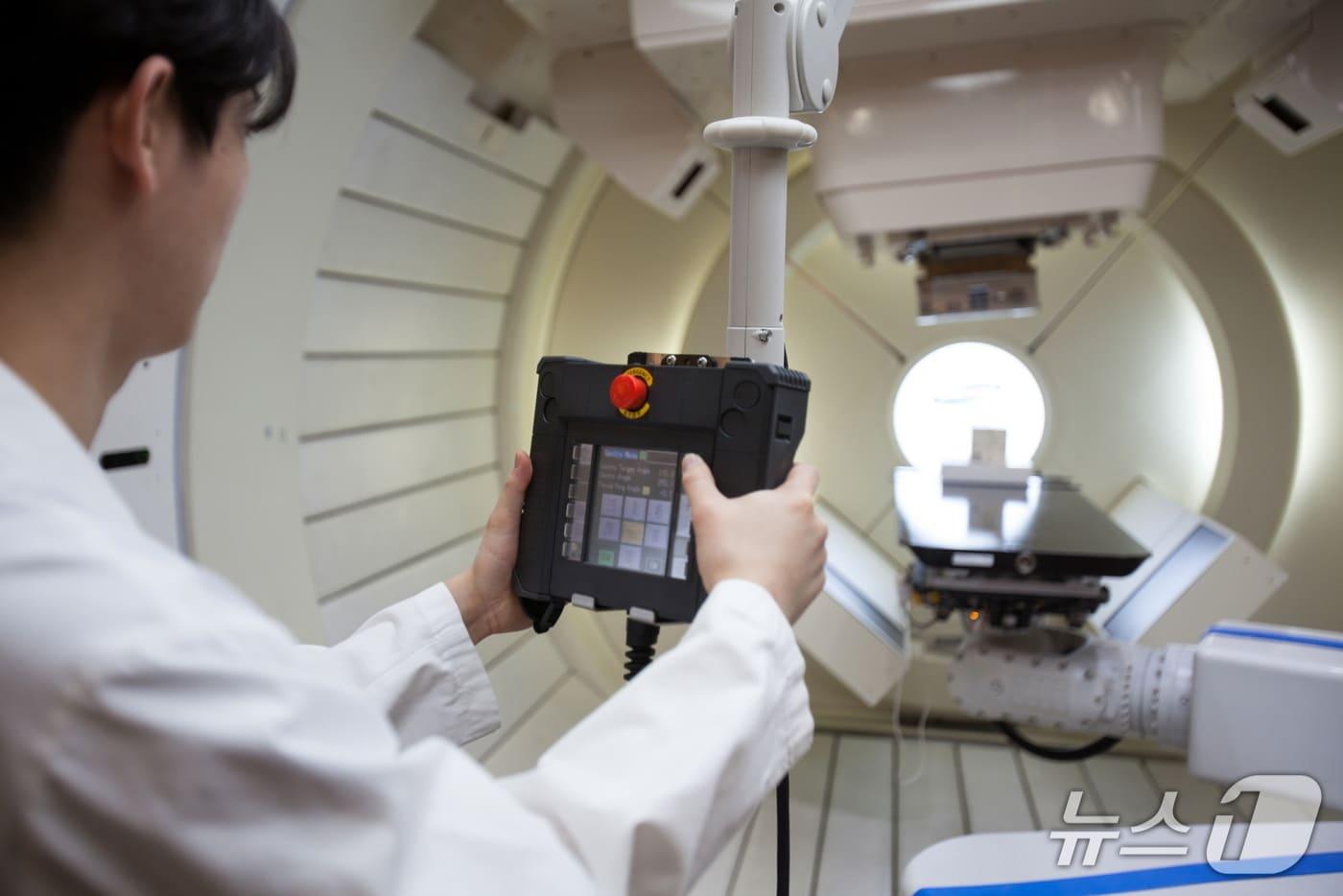1초 미만의 짧은 시간에 암세포를 파괴하면서 정상 세포 손상을 최소화하는 차세대 방사선 암 치료 기술이 빠르게 개발되고 있는 것으로 나타났다.(삼성서울병원 제공)