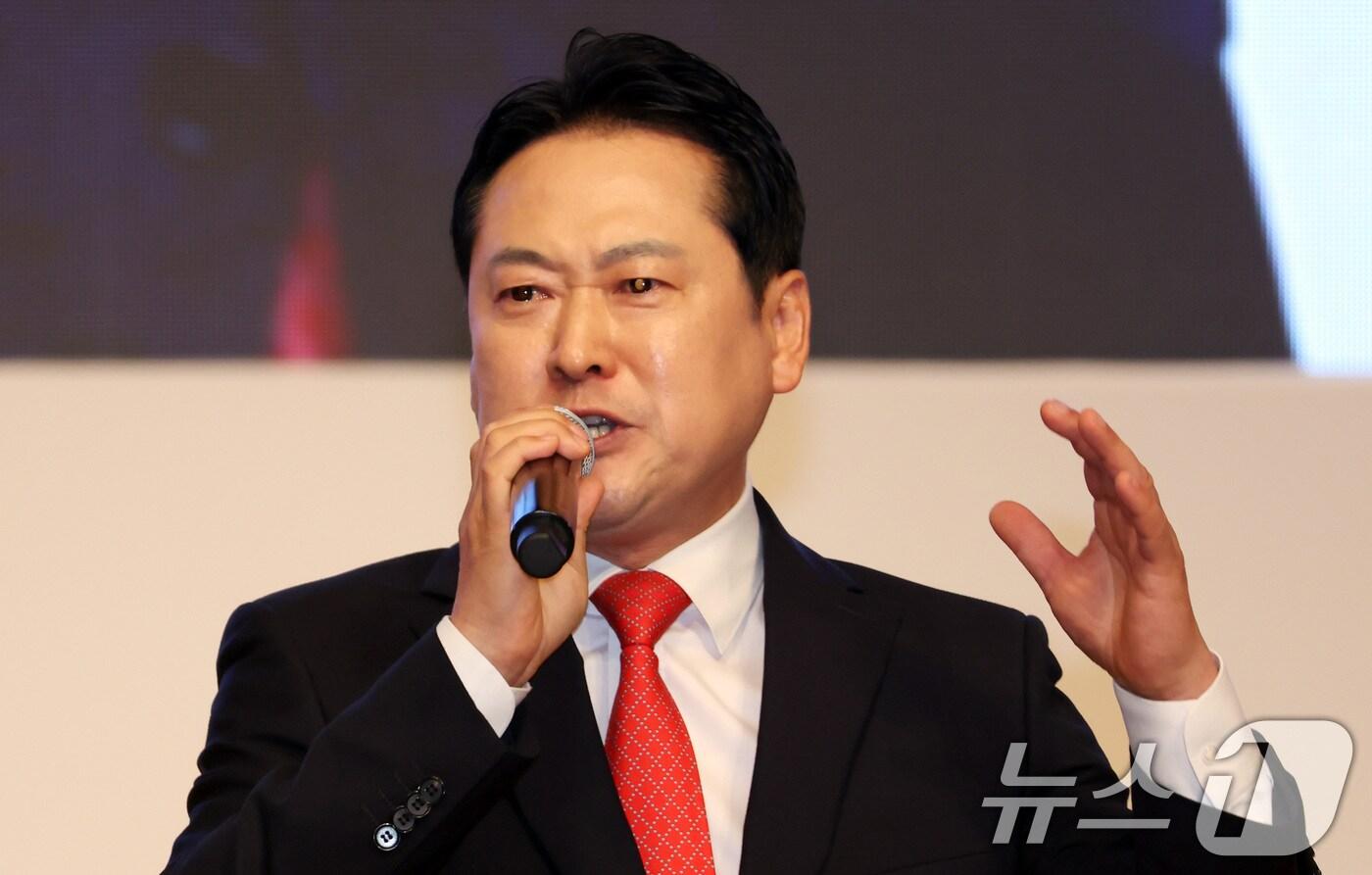 장동혁 국민의힘 당대표 후보가 12일 오후 부산 해운대구 벡스코 오디토리움에서 열린 국민의힘 제6차 전당대회 부산·울산·경남 합동연설회에서 정견발표를 하고 있다. (공동취재) 2025.8.12/뉴스1 ⓒ News1 윤일지 기자