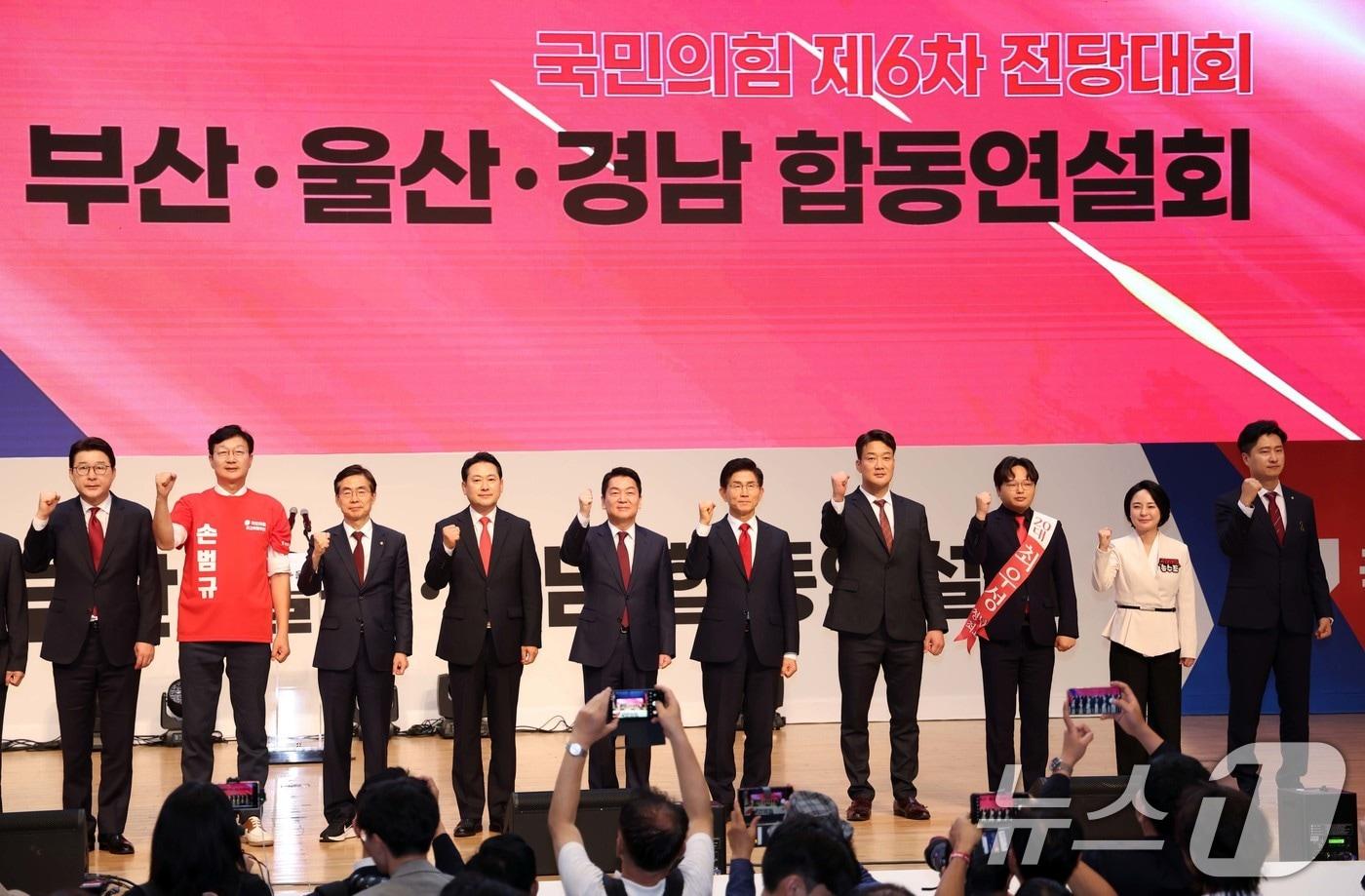 조경태·장동혁·안철수·김문수 국민의힘 당대표 후보 등이 12일 오후 부산 해운대구 벡스코 오디토리움에서 열린 국민의힘 제6차 전당대회 부산·울산·경남 합동연설회가 끝난 뒤 무대에 올라 당원들에게 인사하고 있다. (공동취재) 2025.8.12/뉴스1 ⓒ News1 윤일지 기자