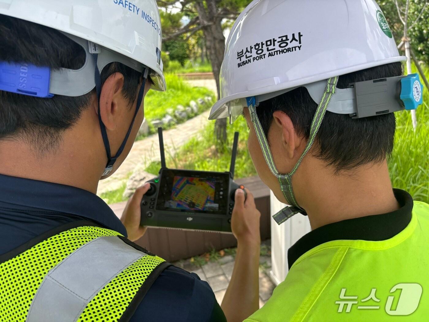 본문 이미지 - 부산항만공사 직원들이 시설물의 열화상 촬영결과를 모니터링하고 있다.(부산항만공사 제공. 재판매 및 DB금지)