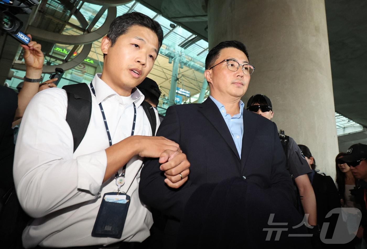 김건희 여사 일가의 '집사'로 알려진 김예성 씨가 12일 인천국제공항을 통해 입국하고 있다. 윤석열 전 대통령이 파면된 지난 4월 급작스럽게 베트남으로 출국한 이후 약 4개월 만이다. 김 여사 관련 의혹을 수사하는 민중기 특별검사팀은 공항에서 곧바로 김씨를 체포해 조사실로 데려올 방침이다. 2025.8.12/뉴스1 ⓒ News1 박지혜 기자