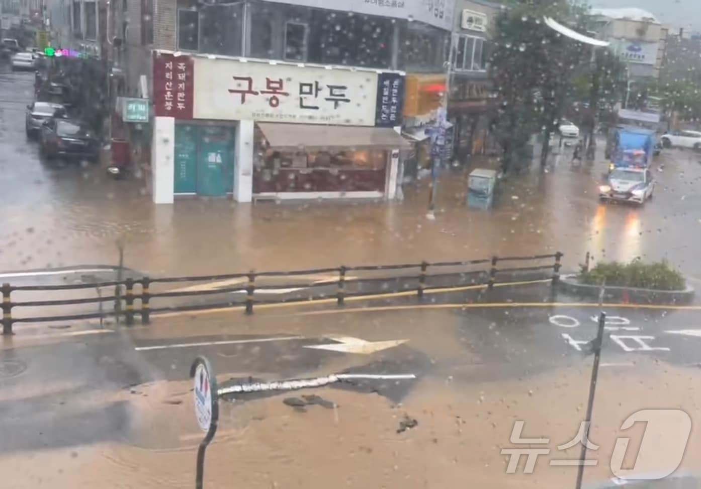 본문 이미지 - 12일 낮 12시쯤 전남 여수시 중앙동 이순신광장 일대에 내린 폭우로 도로가 침수돼 있다.(독자 제공. 재판매 및 DB 금지)