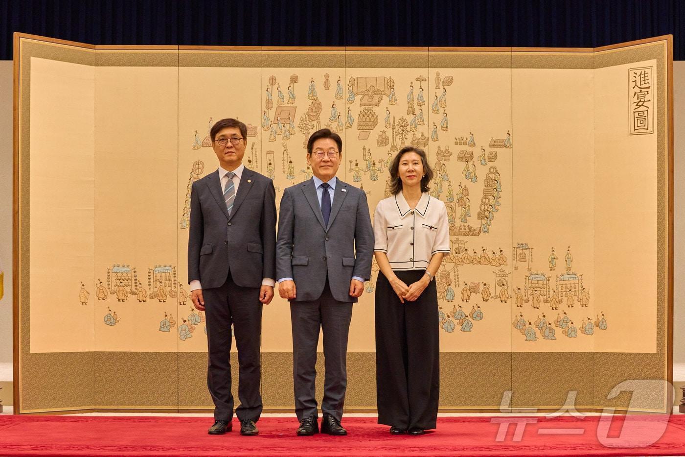 이재명 대통령이 8월 12일 서울 용산 대통령실 청사에서 열린 신임 국무위원 임명장 수여식에서 최휘영 문화체육관광부 장관에게 임명장을 수여한 후 기념촬영을 하고 있다. (대통령실 제공. 재판매 및 DB금지) 2025.8.12/뉴스1 ⓒ News1 이재명 기자