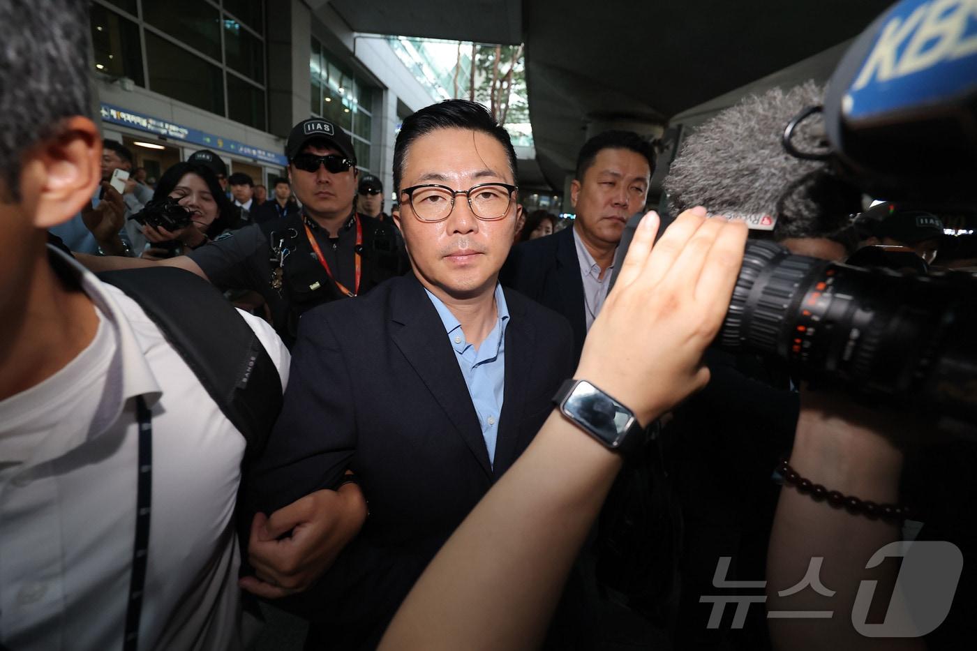 김건희 여사 일가의 &#39;집사&#39;로 지목된 김예성씨가 12일 인천국제공항 제1여객터미널을 통해 입국한 뒤 민중기 특별검사팀에 체포돼 이동하고 있다.&#40;공동취재&#41; 2025.8.12/뉴스1 ⓒ News1 박지혜 기자