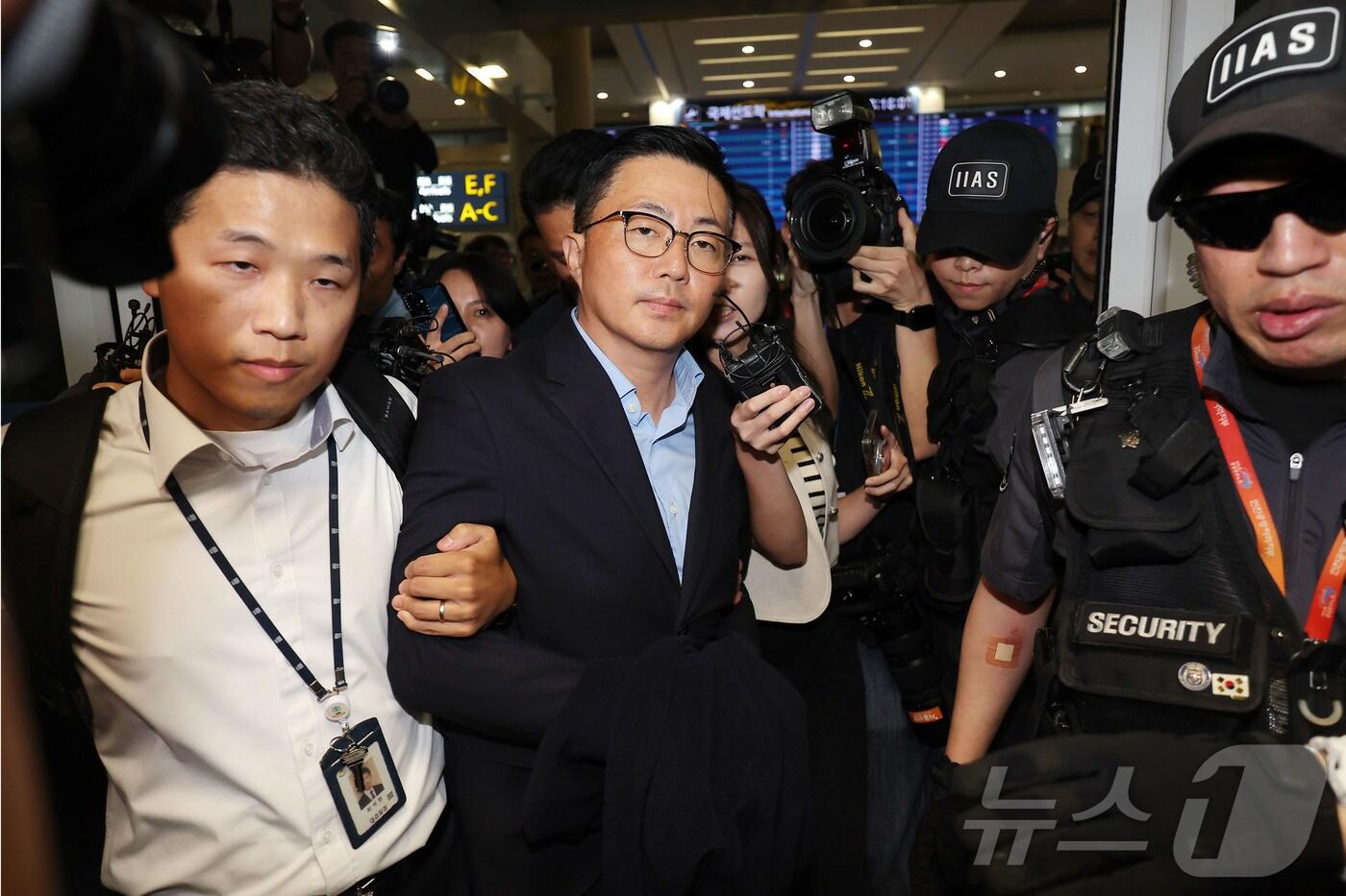 김건희 여사 일가의 '집사'로 지목된 김예성씨가 12일 인천국제공항 제1여객터미널을 통해 입국한 뒤 민중기 특별검사팀에 체포돼 이동하고 있다.(공동취재) 2025.8.12/뉴스1 ⓒ News1 박지혜 기자