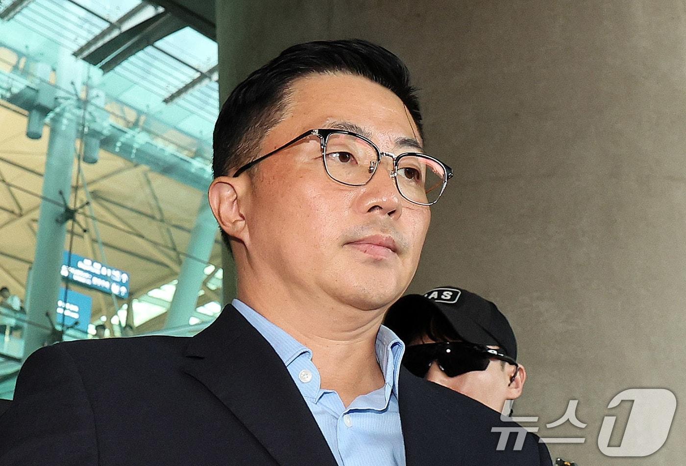 김건희 여사 일가의 '집사'로 지목된 김예성씨가 12일 인천국제공항 제1여객터미널을 통해 입국한 뒤 민중기 특별검사팀에 체포돼 이동하고 있다. 2025.8.12/뉴스1 ⓒ News1 박지혜 기자