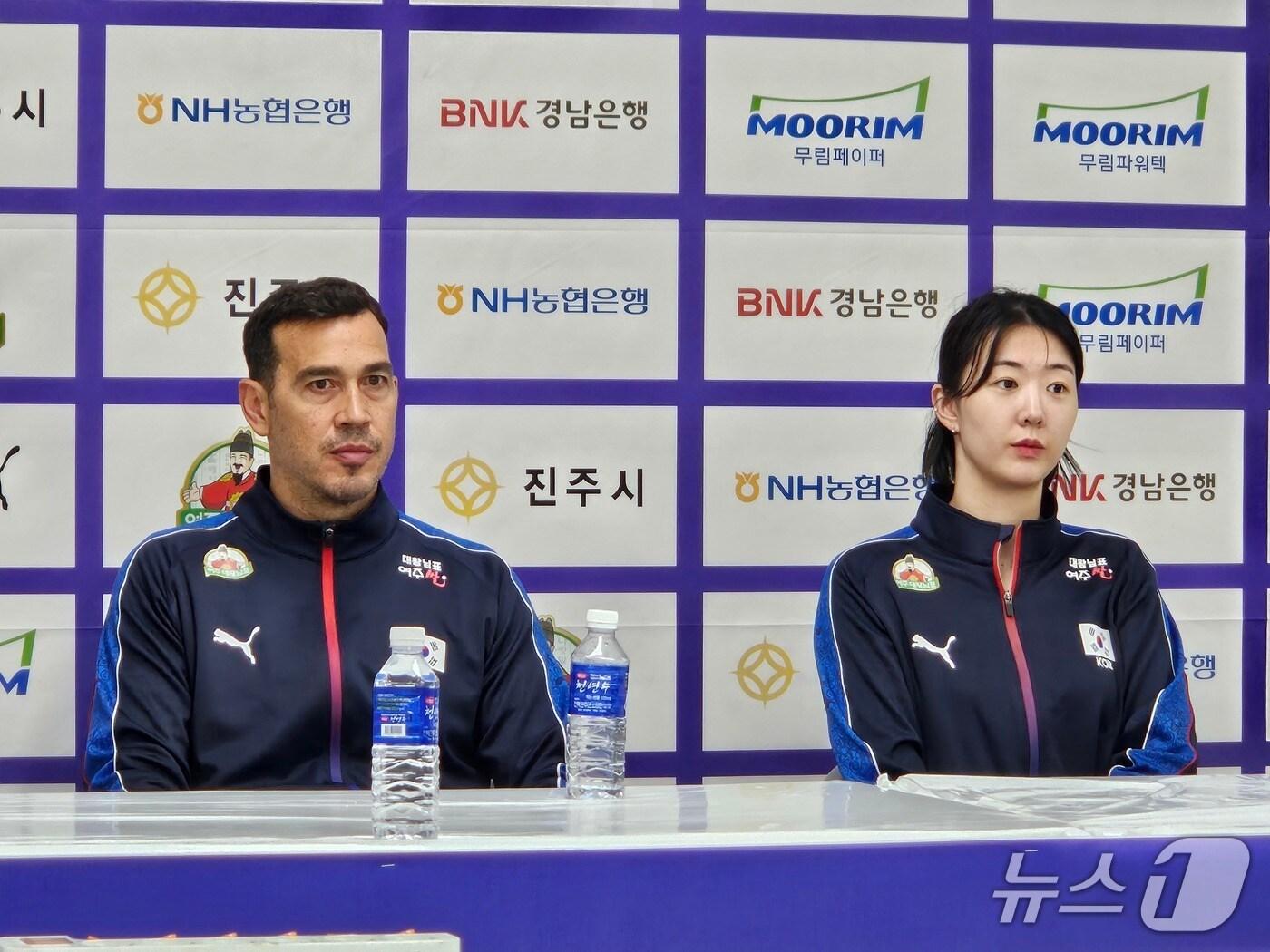 본문 이미지 - 여자배구 대표팀의 강소휘&#40;오른쪽&#41; ⓒ News1 안영준 기자