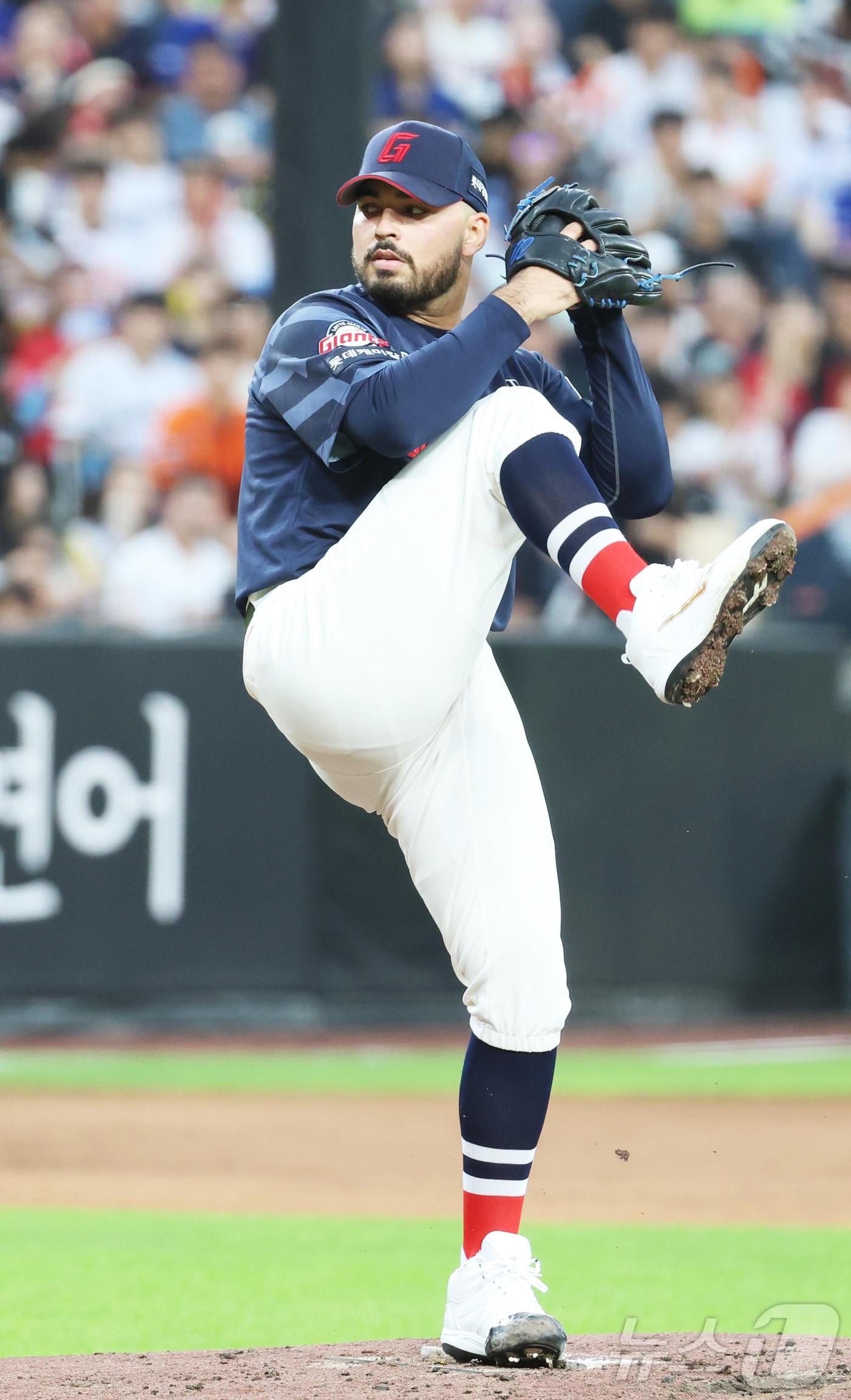 본문 이미지 - 12일 대전 한화생명볼파크에서 열린 프로야구 '2025 신한 SOL 뱅크 KBO리그' 한화이글스 대 롯데자이언츠 경기에서 롯데 선발 감보아가 투구하고 있다. 2025.8.12/뉴스1 ⓒ News1 김기남 기자