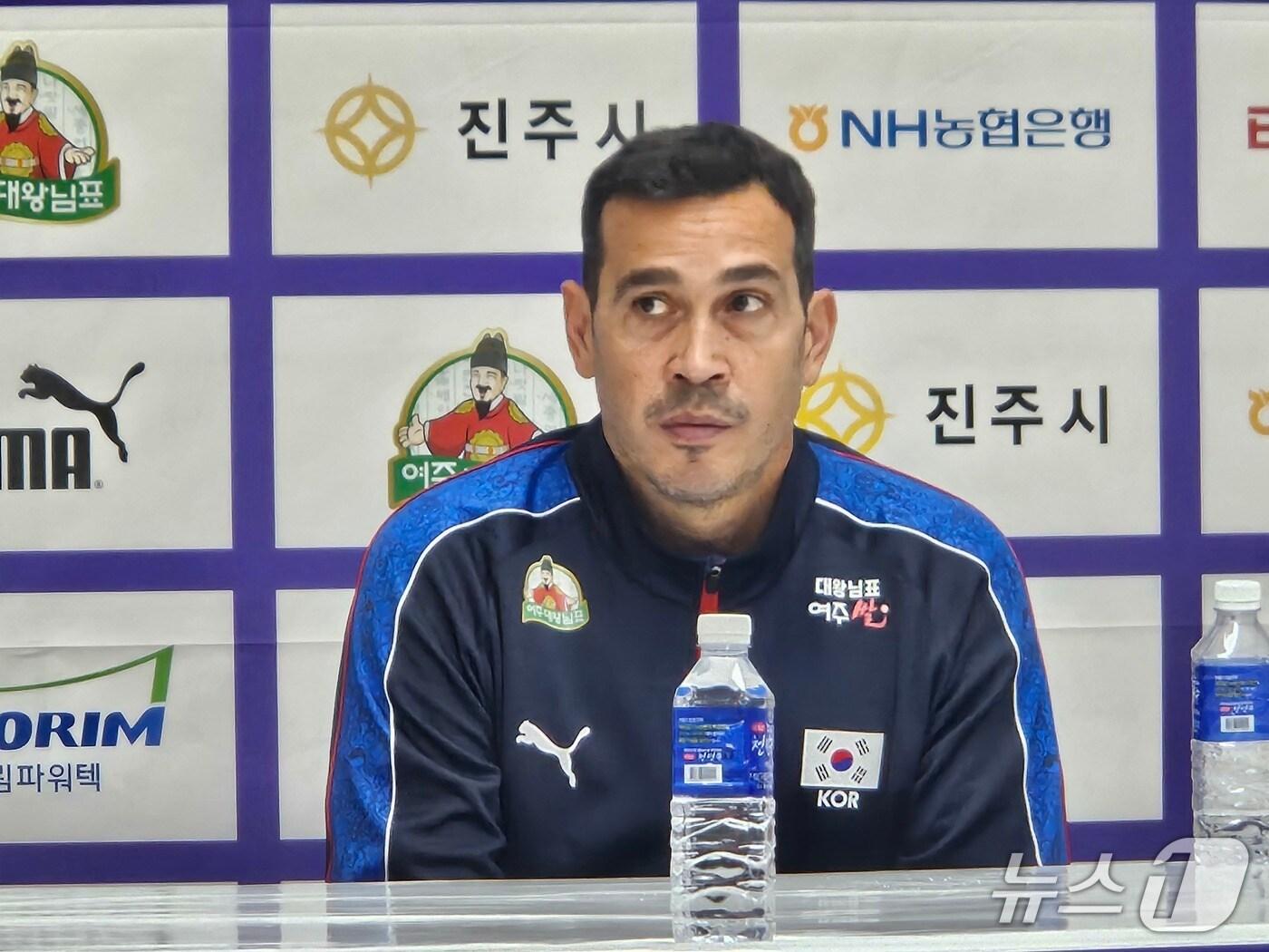 본문 이미지 - 모랄레스 여자배구대표팀 감독 ⓒ News1 안영준 기자