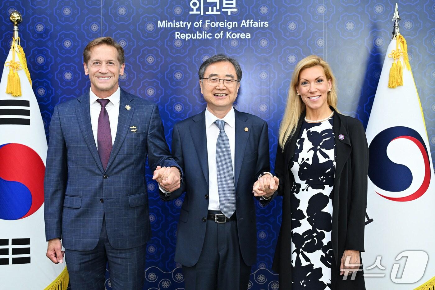 조현(가운데) 외교부 장관, 베스 반 듀인(오른쪽), 리차드 맥코믹 하원의원.(외교부 제공)