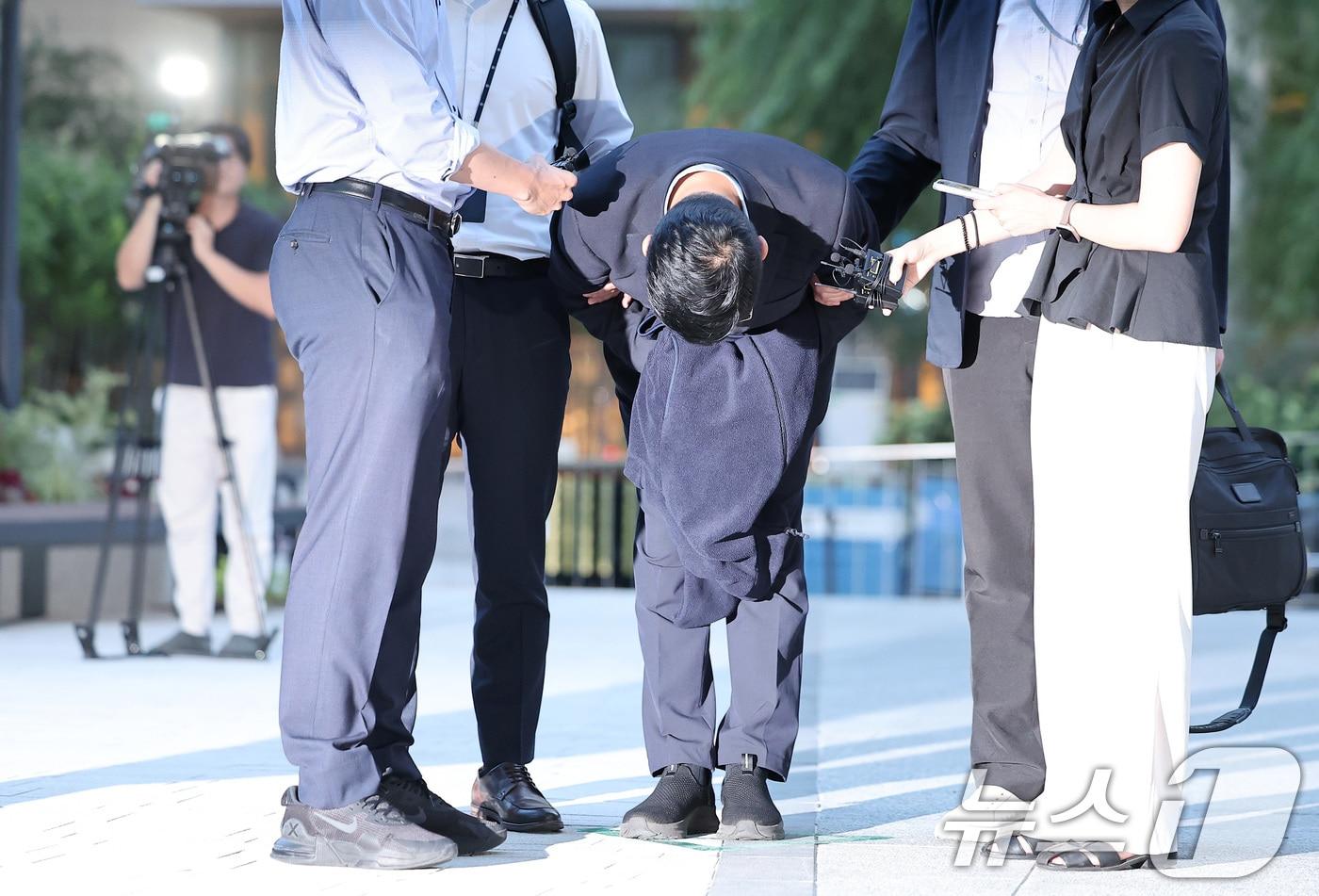 김건희 여사 일가의 &#39;집사&#39;로 알려진 김예성 씨가 12일 서울 종로구에 마련된 김건희 특검팀&#40;특별검사 민중기&#41; 사무실로 조사를 받기 위해 출석하며 고개숙여 사과하고 있다. 2025.8.12/뉴스1 ⓒ News1 김성진 기자