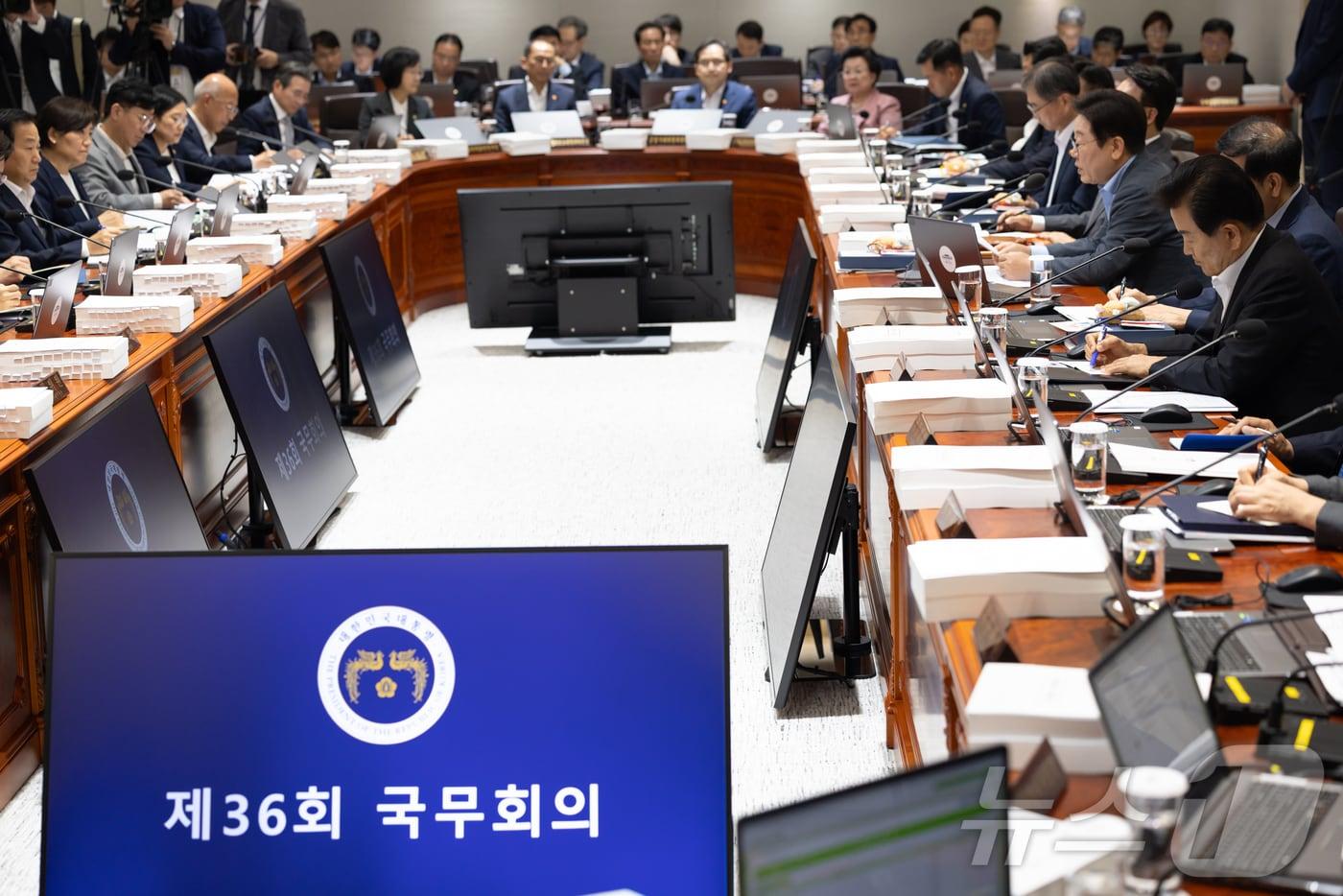 본문 이미지 - 이재명 대통령이 12일 서울 용산 대통령실 청사에서 열린 국무회의에서 발언을 하고 있다. (대통령실 제공. 재판매 및 DB금지) 2025.8.12/뉴스1 ⓒ News1 이재명 기자