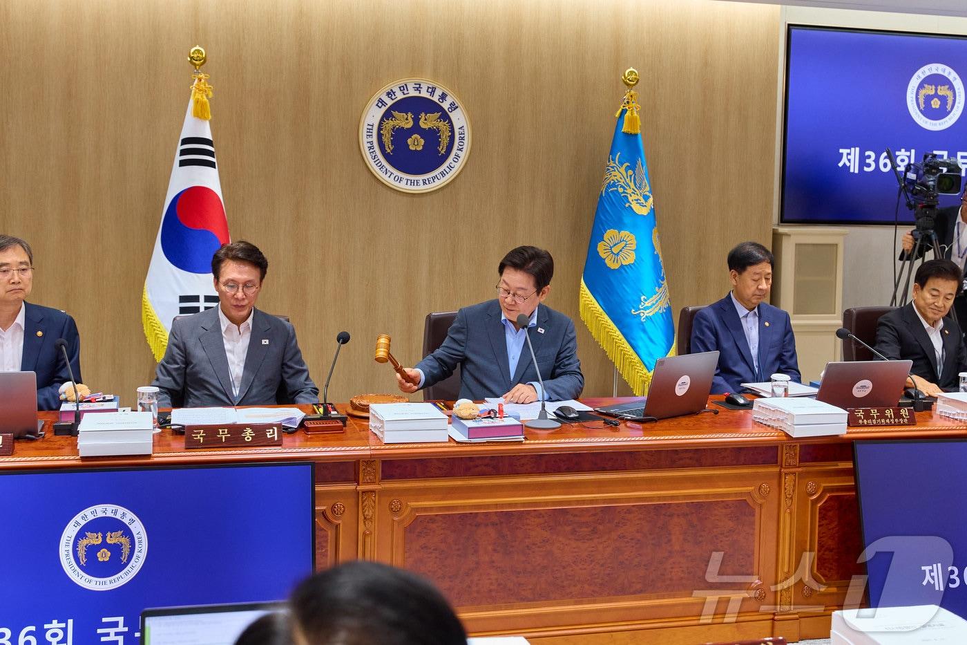 이재명 대통령이 서울 용산 대통령실 청사에서 열린 국무회의에서 의사봉을 두드리고 있다. &#40;대통령실 제공. 재판매 및 DB금지&#41; 2025.8.12/뉴스1 ⓒ News1 이재명 기자