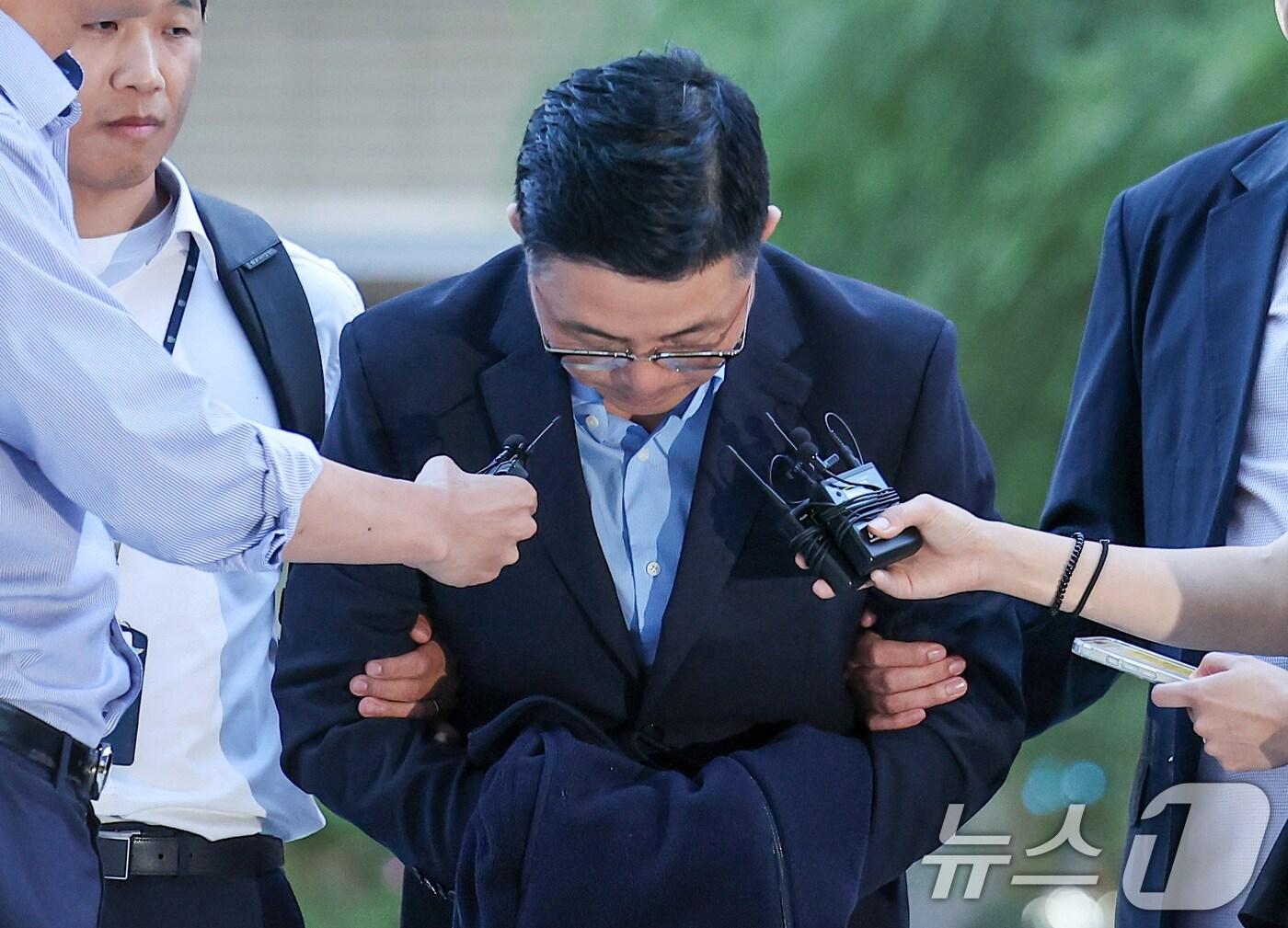 본문 이미지 - 김건희 여사 일가의 '집사'로 알려진 김예성 씨가 12일 서울 종로구에 마련된 김건희 특검팀(특별검사 민중기) 사무실로 조사를 받기 위해 출석하며 고개 숙여 사과하고 있다. 2025.8.12/뉴스1 ⓒ News1 김성진 기자