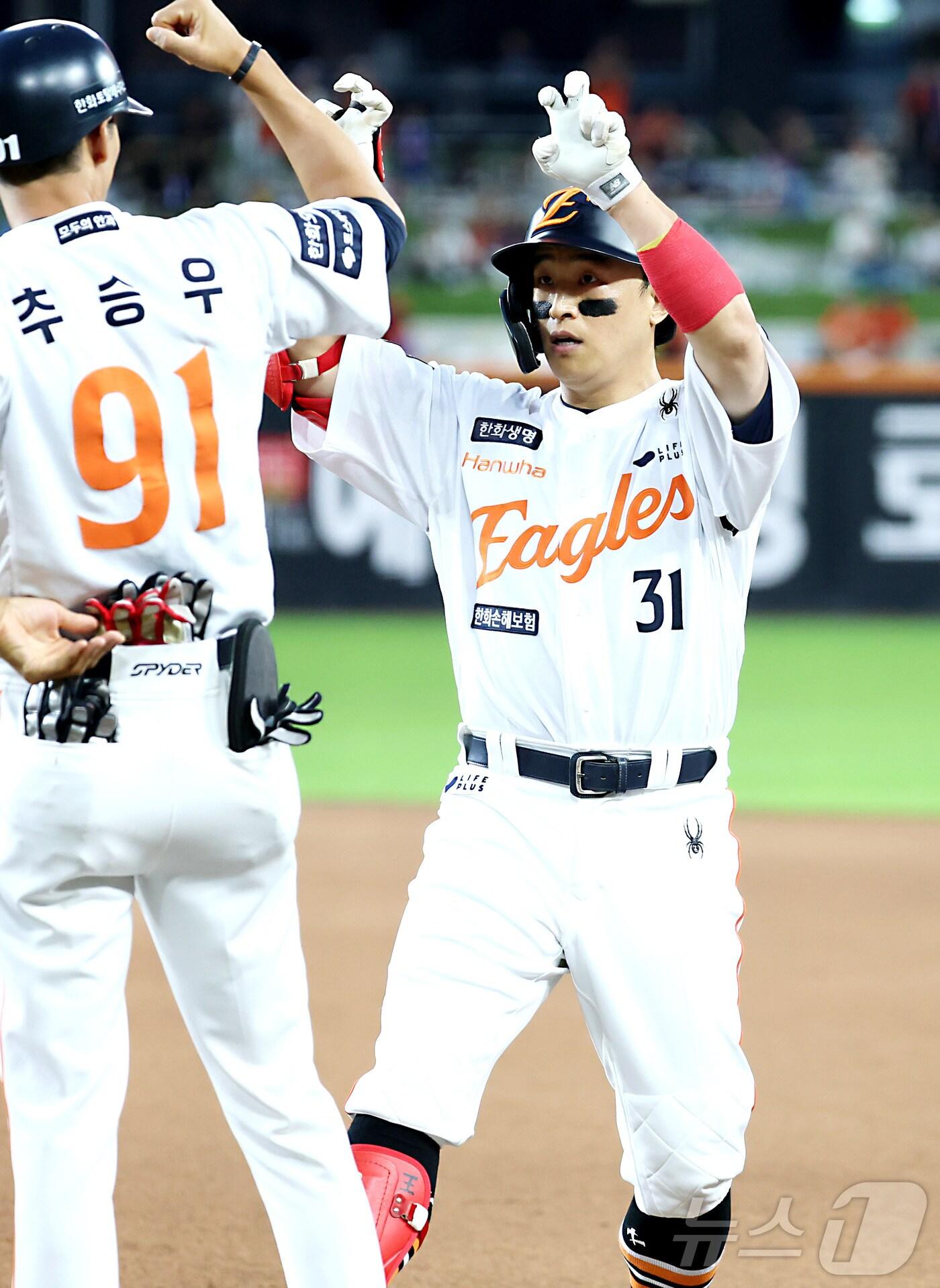 본문 이미지 - 12일 대전 한화생명볼파크에서 열린 프로야구 '2025 신한 SOL 뱅크 KBO리그' 한화이글스 대 롯데자이언츠 경기에서 3회말 손아섭이 안타치며 세리머니를 하고 있다. 2025.8.12/뉴스1 ⓒ News1 김기남 기자