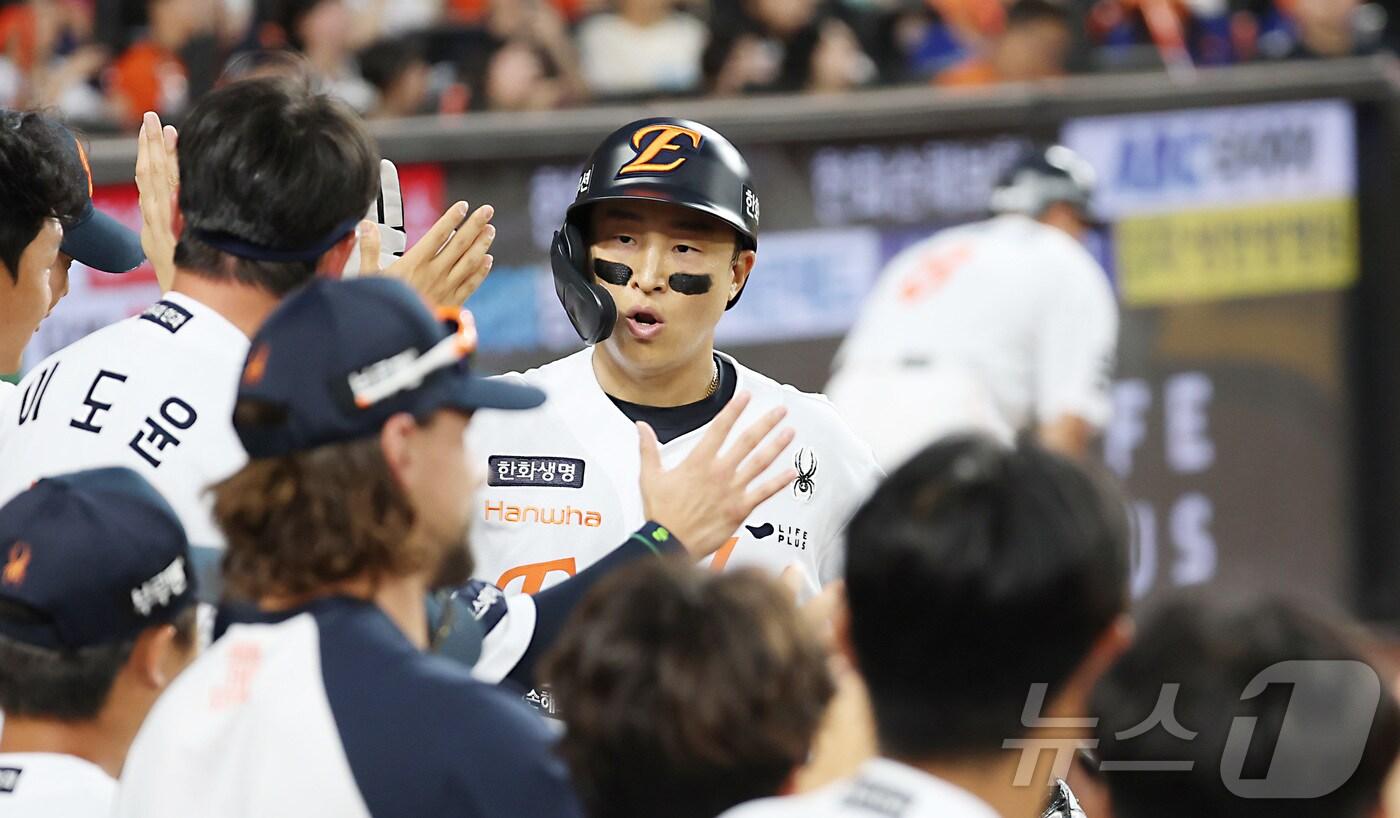 12일 대전 한화생명볼파크에서 열린 프로야구 '2025 신한 SOL 뱅크 KBO리그' 한화이글스 대 롯데자이언츠 경기에서 3회말 한화 손아섭이 문현빈의 희생 플라이에 득점한 뒤 기뻐하고 있다.2025.8.12/뉴스1 ⓒ News1 김기남 기자