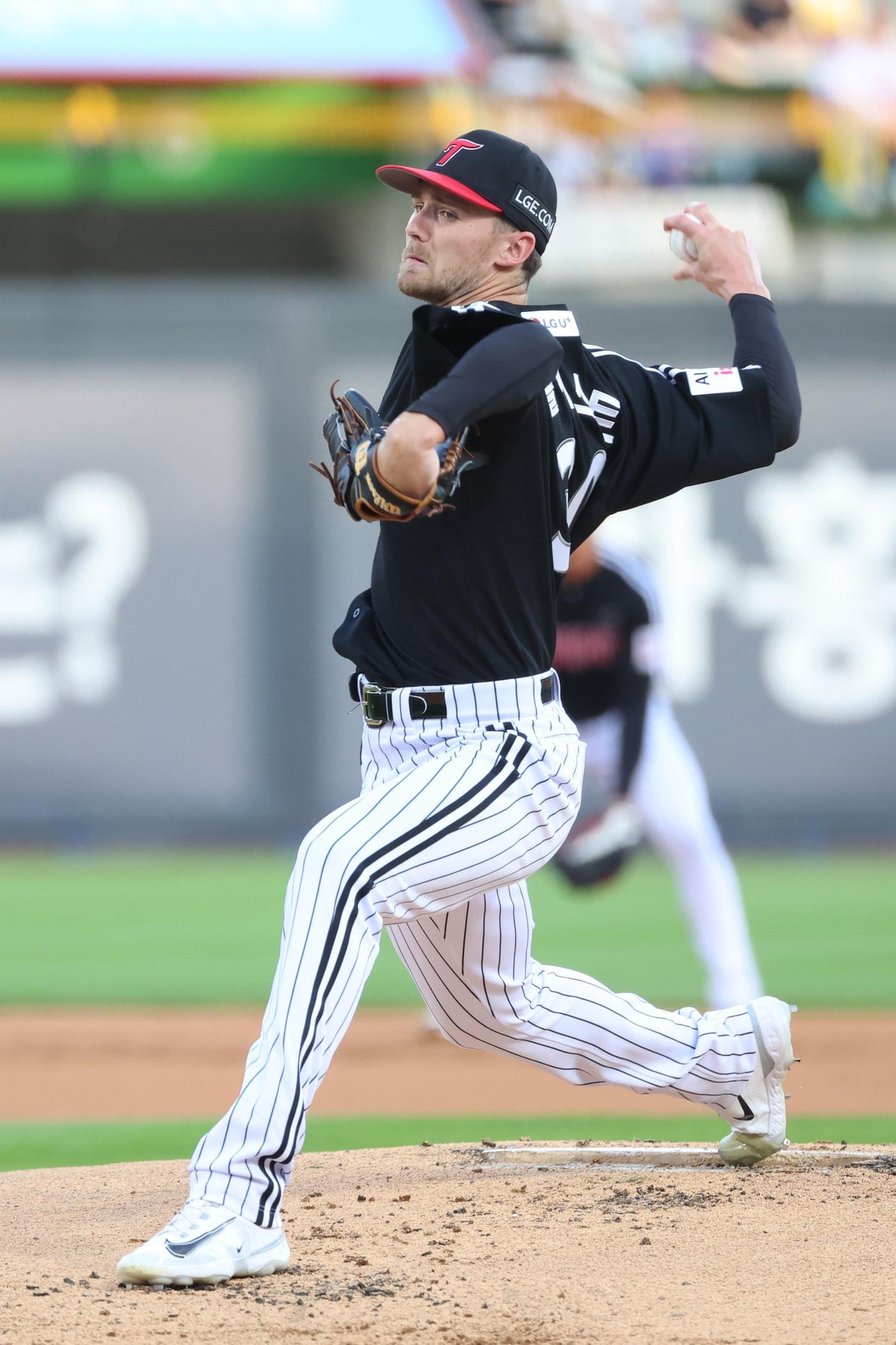 본문 이미지 - LG 트윈스 새 외국인 투수 앤더스 톨허스트가 12일 열린 KBO리그 수원 KT 위즈전에서 선발 등판해 역투하고 있다. &#40;LG 트윈스 제공&#41;