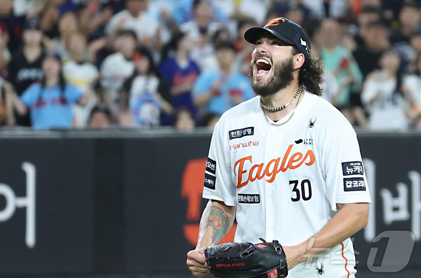 12일 대전 한화생명볼파크에서 열린 프로야구 '2025 신한 SOL 뱅크 KBO리그' 한화이글스 대 롯데자이언츠 경기에서 한화 폰세가 6회 삼진을 잡으며 KBO 최소경기 200 탈삼진 기록을 세우며 포효하고 있다. 2025.8.12/뉴스1 ⓒ News1 김기남 기자