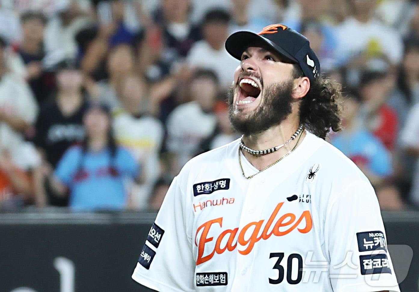 본문 이미지 - 12일 대전 한화생명볼파크에서 열린 프로야구 &#39;2025 신한 SOL 뱅크 KBO리그&#39; 한화이글스 대 롯데자이언츠 경기에서 한화 폰세가 6회 삼진을 잡으며 KBO 최소경기 200 탈삼진 기록을 세우며 포효하고 있다. 2025.8.12/뉴스1 ⓒ News1 김기남 기자
