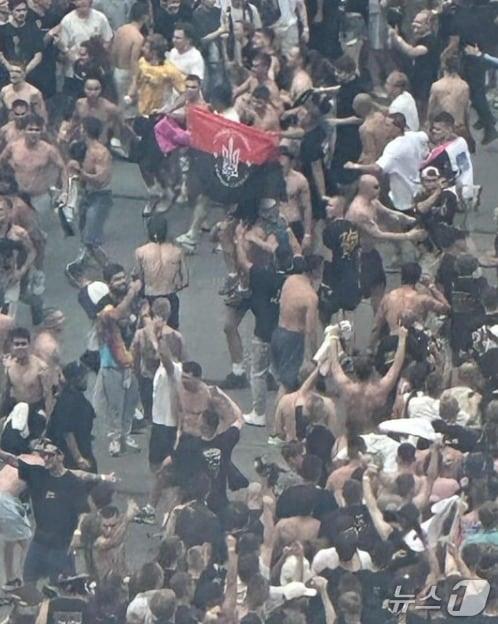 본문 이미지 - 폴란드 콘서트장에서 우크라이나 민족주의 깃발이 등장해 소요 사태가 벌어졌고 이로 인해 100명 이상이 체포됐다고 폴란드 매체 NEF가 보도했다. (사진 소셜미디어 엑스 사용자 @mmagierowski 캡쳐)