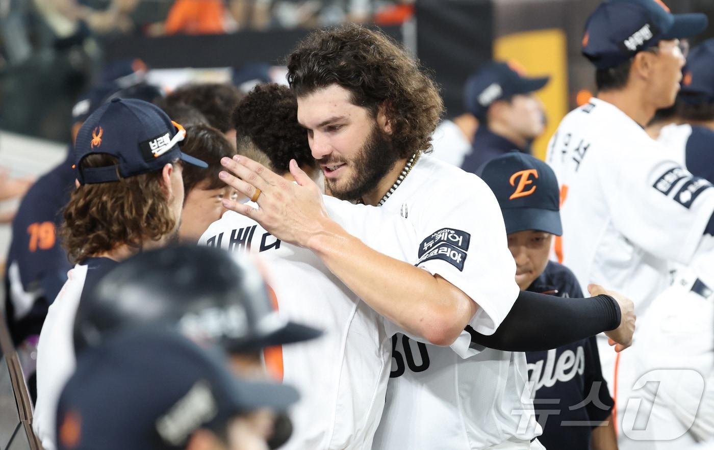 12일 대전 한화생명볼파크에서 열린 프로야구 '2025 신한 SOL 뱅크 KBO리그' 한화이글스 대 롯데자이언츠 경기에서 한화 폰세가 6회 삼진을 잡으며 KBO 최소경기 200 탈삼진 기록한 뒤 7회 무실점 호투로 경기를 마무리 하고 있다. 2025.8.12/뉴스1 ⓒ News1 김기남 기자