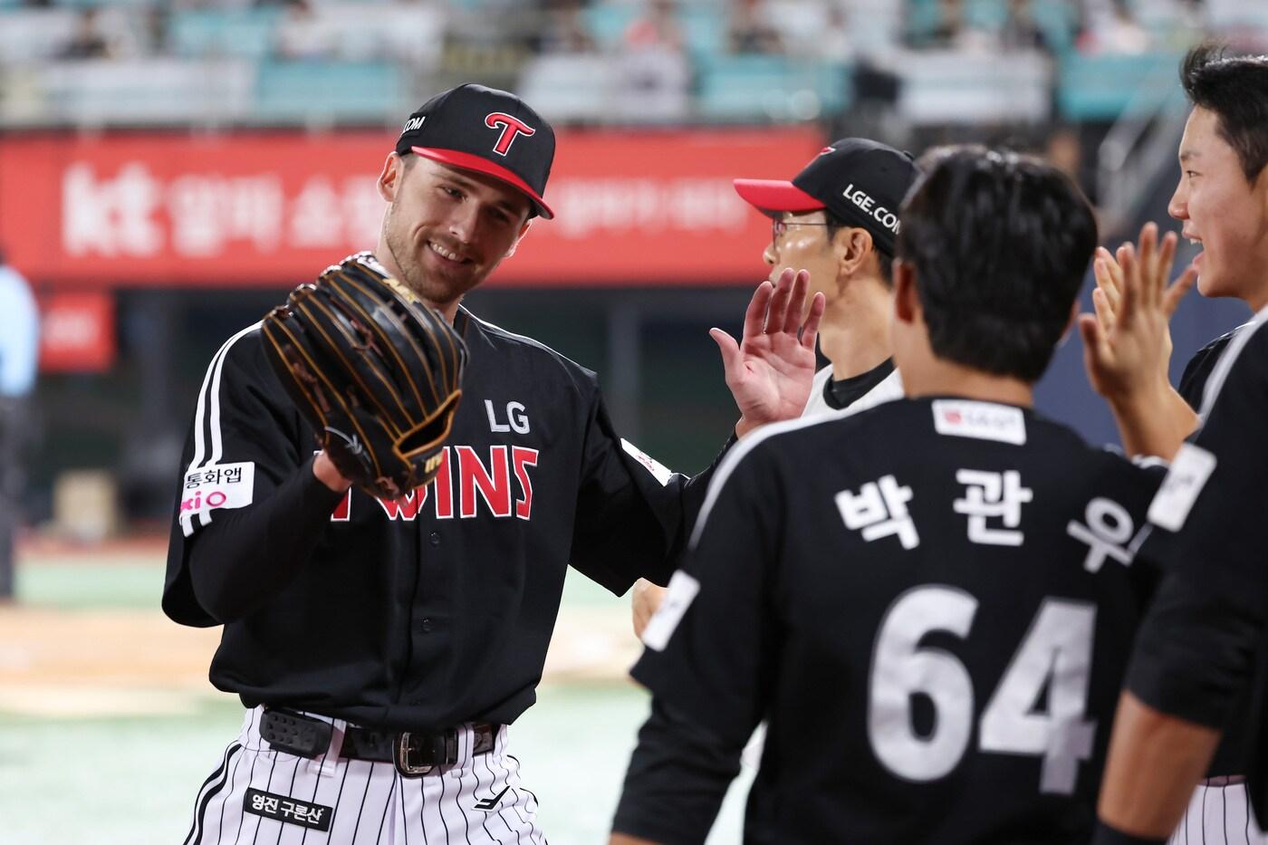 LG 트윈스가 12일 열린 KBO리그 수원 KT 위즈전에서 새 외국인 투수 앤더스 톨허스트&#40;왼쪽&#41;의 7이닝 무실점 호투를 앞세워 11-2로 승리했다. &#40;LG 트윈스 제공&#41;