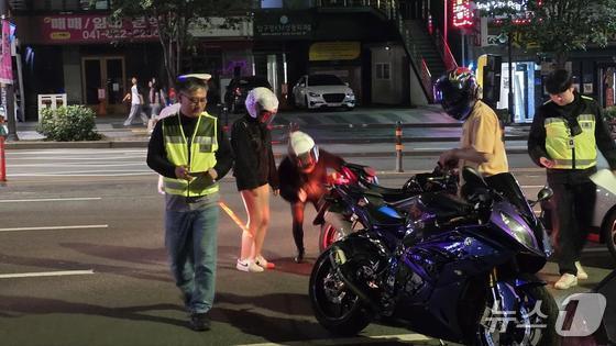 본문 이미지 -  경찰이 천안 동남 신세계백화점 앞에서 폭주행위자들을 단속하고 있다. (충남경찰청 제공, 재판매 및 DB금지) / 뉴스1