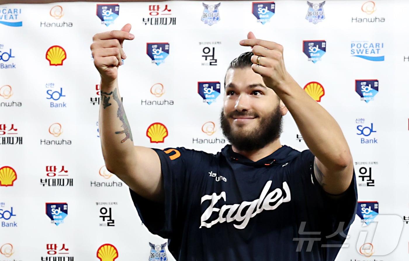 12일 대전 한화생명볼파크에서 열린 프로야구 &#39;2025 신한 SOL 뱅크 KBO리그&#39; 한화이글스 대 롯데자이언츠 경기에서 한화 폰세가 KBO 최소경기 200 탈삼진, 15숭을 거둔 뒤 팬들에게 인사하고 있다. 2025.8.12/뉴스1 ⓒ News1 김기남 기자