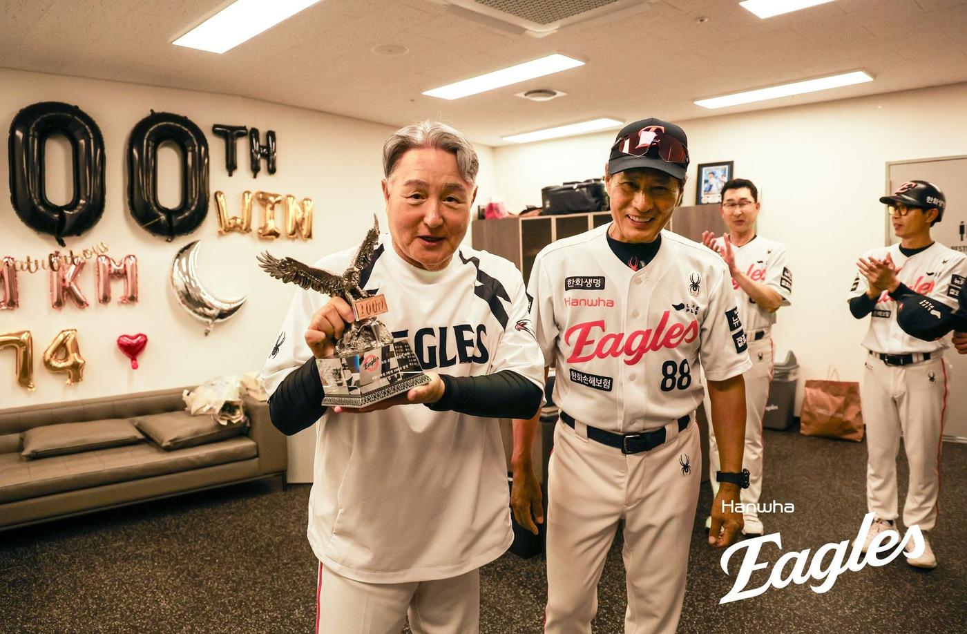 김경문 한화 이글스 감독이 12일 대전 한화생명볼파크에서 열린 '2025 신한 SOL 뱅크 KBO리그' 한화이글스 대 롯데자이언츠 경기에서 2-0으로 승리를 거두며 개인 통산 1천승을 거둔 후 기념품을 받고 있다. (한화이글스 제공. 재판매 및 DB 금지) 2025.8.13/뉴스1
