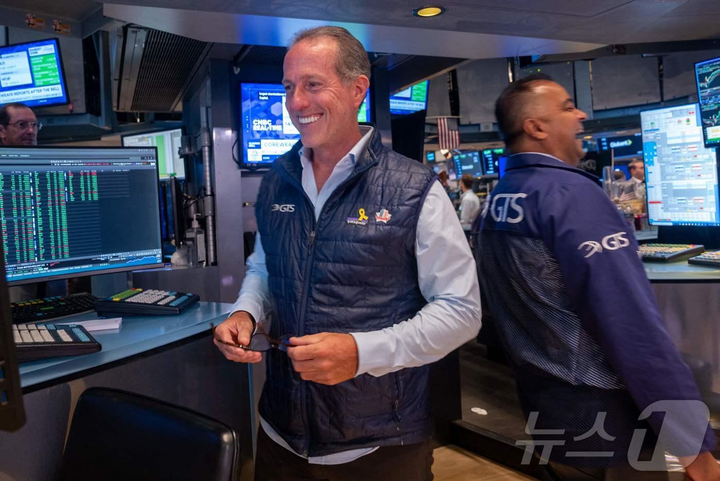 미증시 랠리에 활짝 웃고 있는 트레이더들  ⓒ AFP=뉴스1