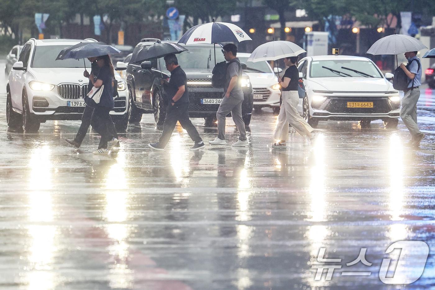 우산을 쓴 시민들이 출근길 발걸음을 재촉하고 있다. 2025.8.13/뉴스1 ⓒ News1 민경석 기자