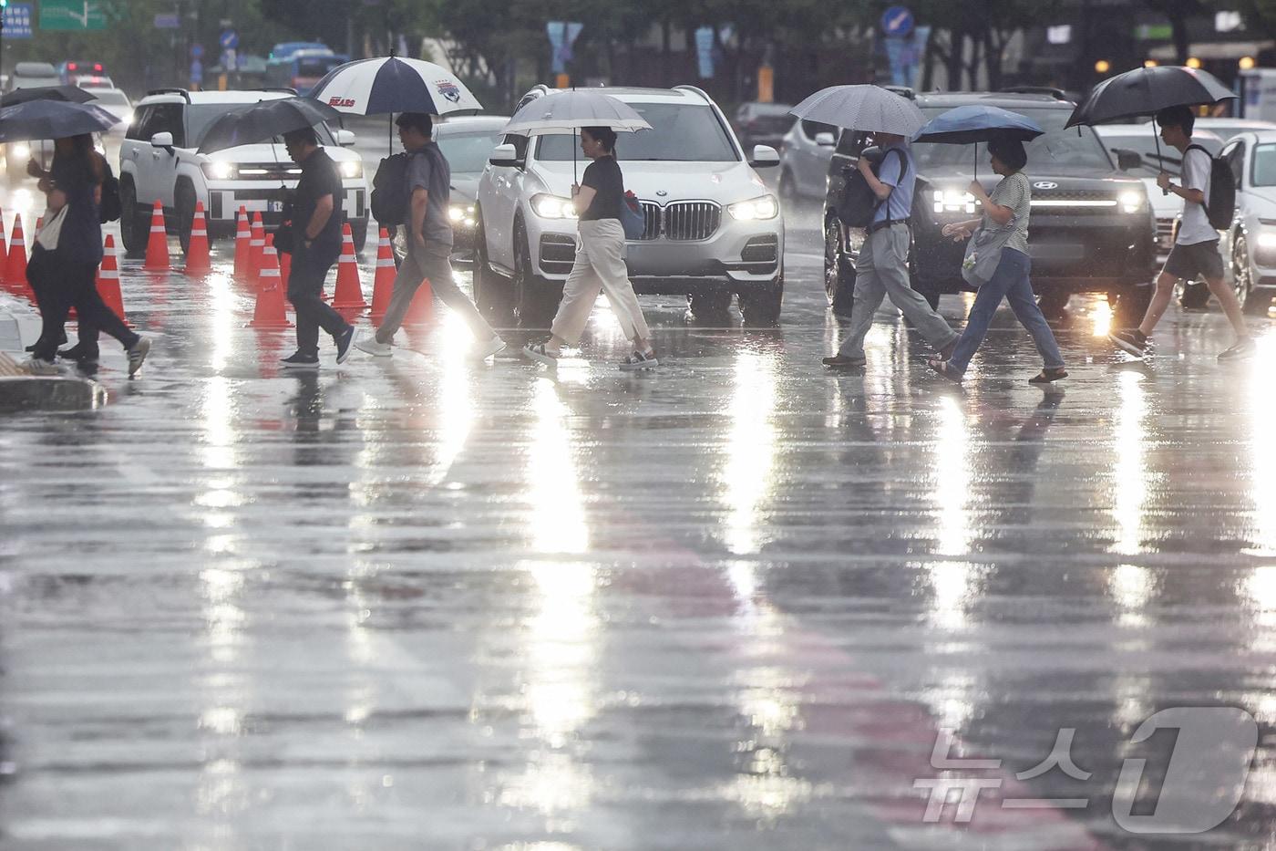 서울 지역에 호우주의보가 발령된 13일 서울 종로구 광화문네거리에서 우산을 쓴 시민들이 출근길 발걸음을 재촉하고 있다. 2025.8.13/뉴스1 ⓒ News1 민경석 기자