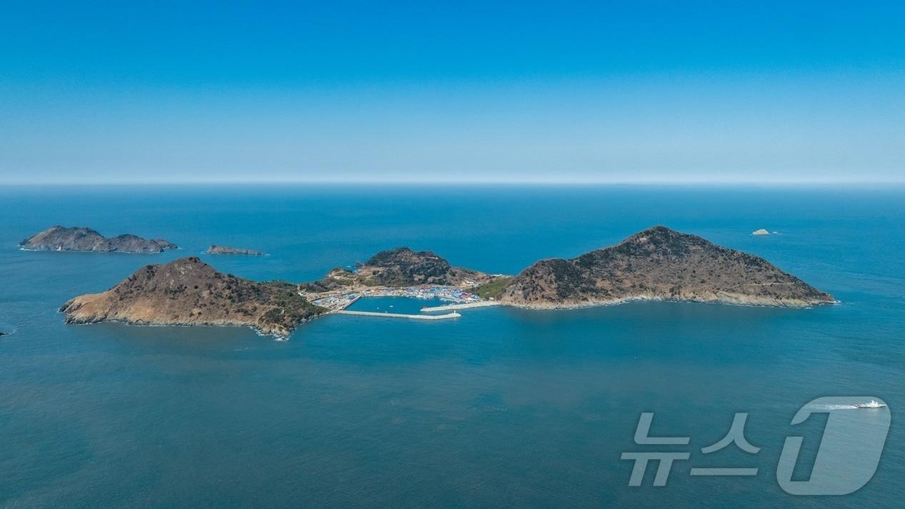 본문 이미지 - 충남 보령 외연도는 충남 최서단에 있는 신비로운 섬이다. 천연기념물로 지정된 상록수림과 풍어당제의 전통이 살아 있는 곳이다. (보령시 제공. 재판매 및 DB금지)2025.8.13/뉴스1