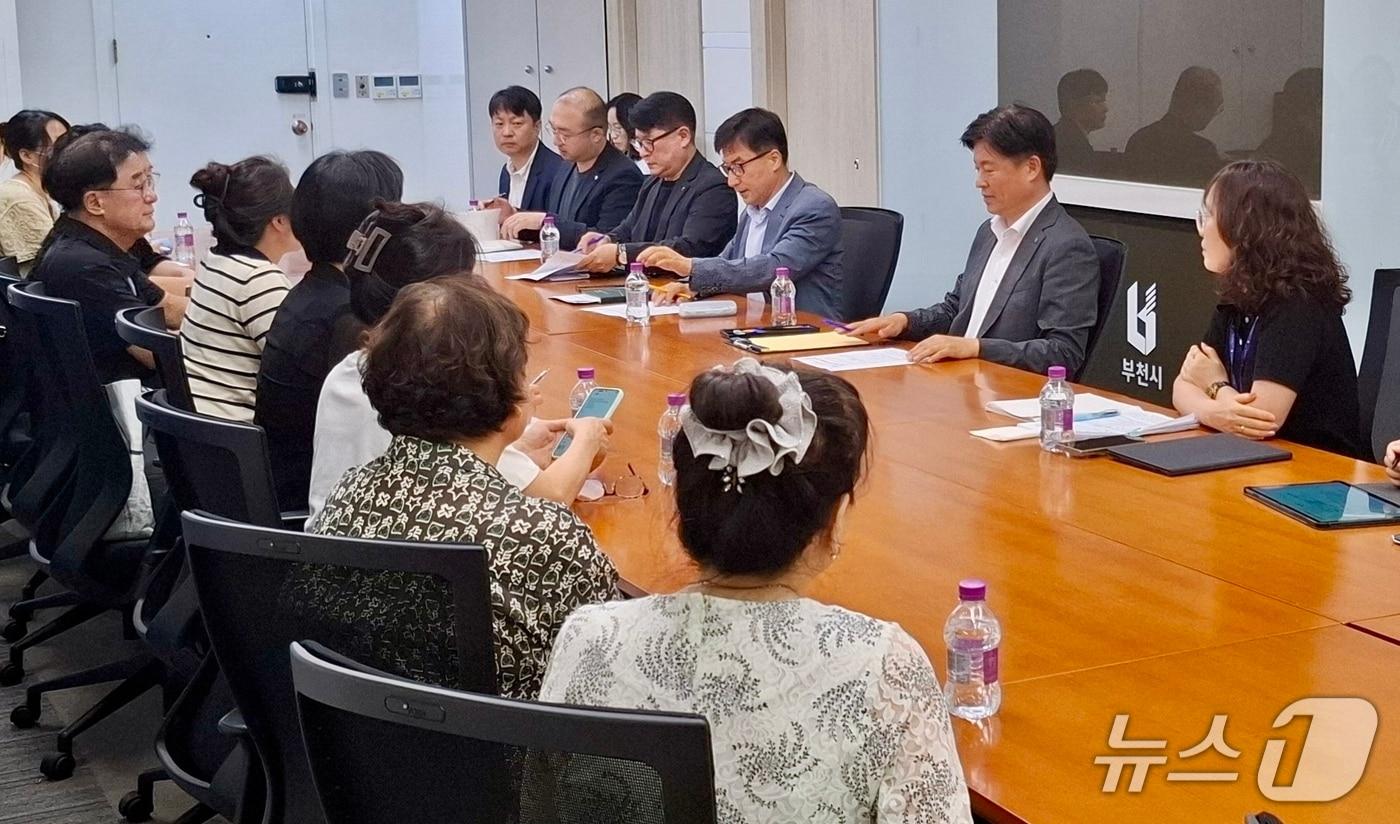조용익 경기 부천시장이 한국토지주택공사 관계자들과 만나 '부천 원미 도심 공공주택복합사업'의 신속한 추진을 요구하는 모습(부천시 제공.재판매 및 DB금지) 