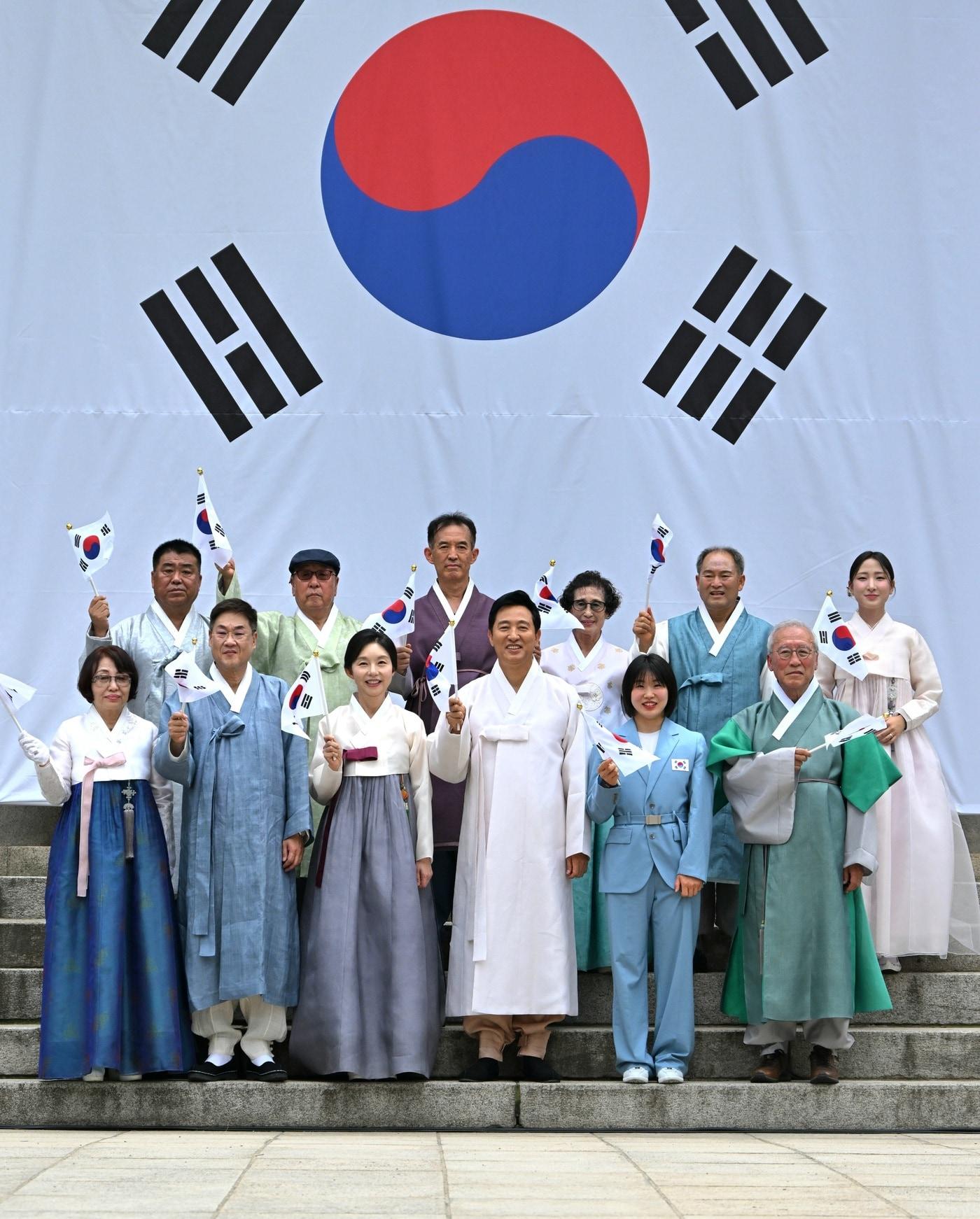 본문 이미지 - 제79주년 광복절 기념 타종행사-타종인사 기념촬영(서울시 제공)