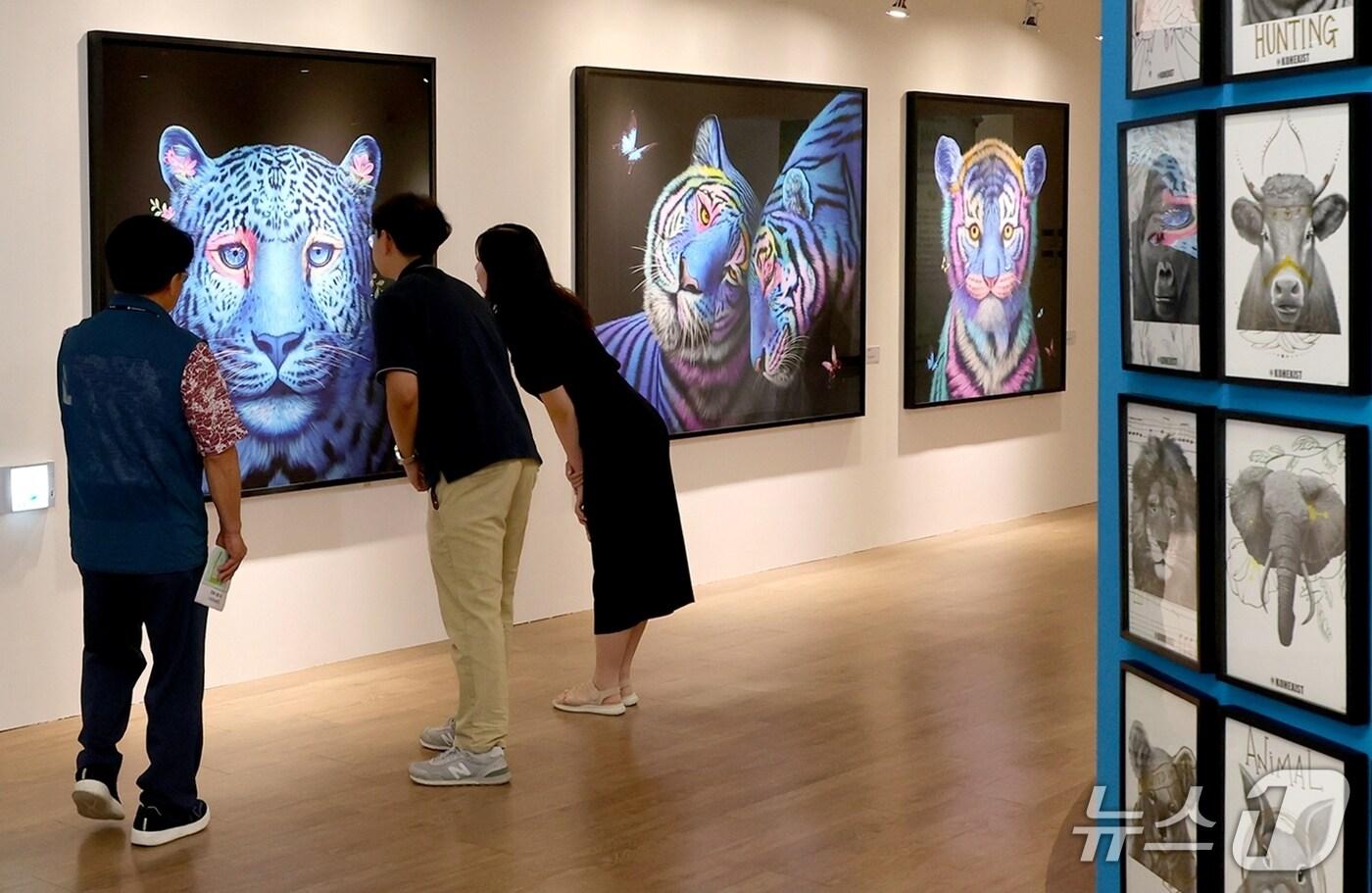 충북 괴산군이 7월 25일부터 농업역사박물관에서 전 중인 생태뮤지엄 특별전을 찾은 관람객이 해설사의 슬명을 듣고 있다.&#40;괴산군 제공, 재판매 및 DB금지&#41;/뉴스1