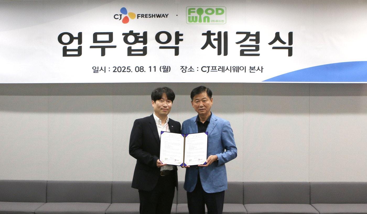 지난 11일 서울시 마포구 CJ프레시웨이 상암본사에서 (왼쪽부터)김재용 CJ프레시웨이 급식사업담당과 푸드윈 김봉환 대표이사가 업무협약 체결 후 기념사진을 촬영하고 있다.(CJ프레시웨이 제공)