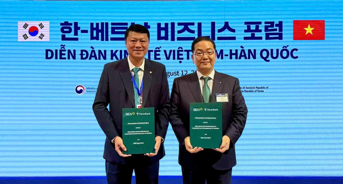 하나은행은 지난 12일 서울시 롯데호텔 본관 크리스탈볼룸에서 열린 ‘한국‑베트남 비즈니스 포럼’에서 베트남투자개발은행(BIDV)과 '국가 간 QR결제 서비스 활성화를 위한 업무협약'을 체결했다. 이날 행사에 참석한 이호성 은행장이(사진 오른쪽) 레 응옥 람 베트남투자개발은행장(사진 왼쪽)과 함께 협약서를 들고 기념촬영을 하고 있다.(하나은행 제공)