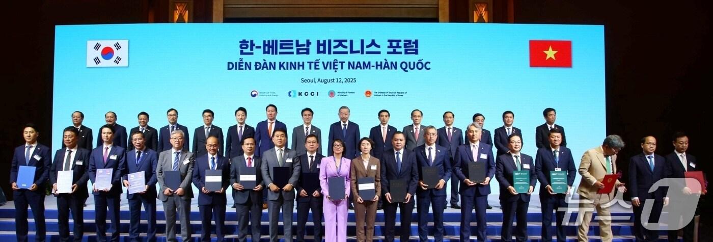 두나무와 베트남 밀리터리뱅크가 지난 12일 서울 롯데호텔에서 열린 &#39;한·베트남 비즈니스 포럼&#39;에서 MOU를 체결했다. 두나무 제공.