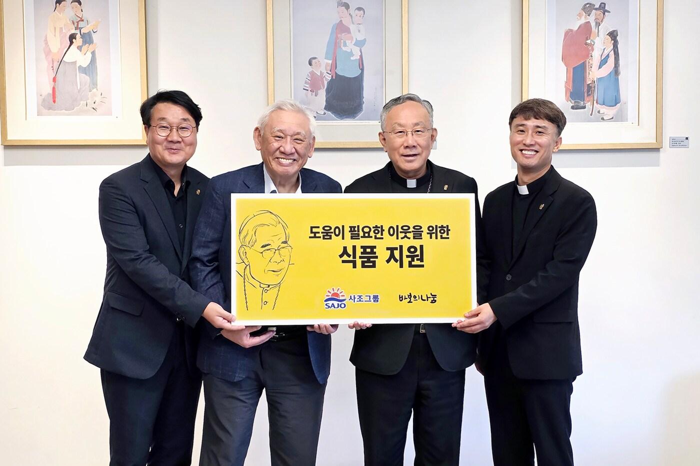 지난 12일 서울 중구 재단법인 바보의나눔 사무국에서 열린 전달식에서 참석자들이 기념촬영을 하고 있다. (왼쪽부터)최갑균 삼아벤처 대표이사, 주진우 사조그룹 회장, 바보의나눔 이사장 구요비 주교, 바보의나눔 상임이사 김인권 신부(사조그룹 제공)