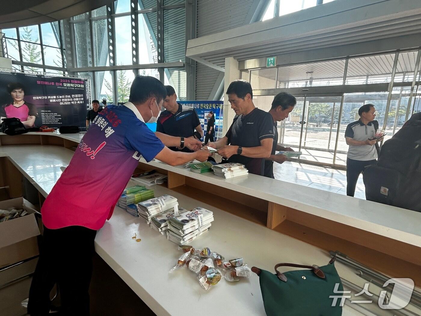 본문 이미지 - 현정화배 탁구 경기 현장에서 당진 홍보 활동 모습(당진시 제공. 재판매 및 DB금지)2025.8.13/뉴스1