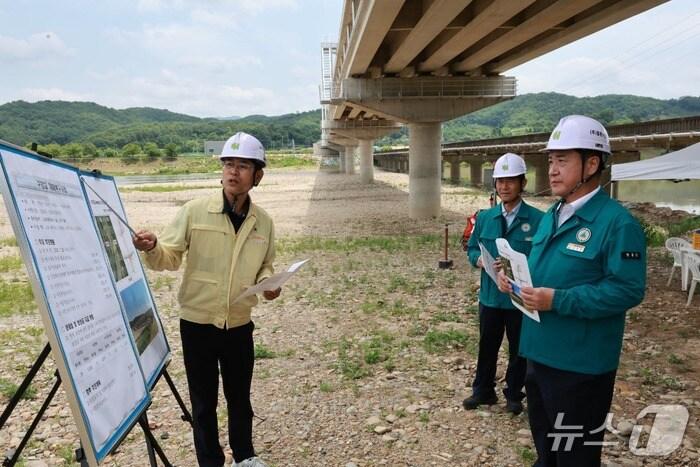 본문 이미지 - 정영철 영동군수가 군이 발주한 공사 현장을 점검하고 있다. (영동군 제공, 재판매 및 DB금지) /뉴스1 